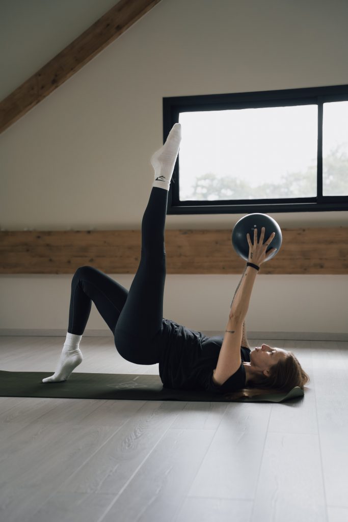 Les pratiques chez casa mauna le yoga le pilates mat le pilates reformer la barre sculpt la mobilité et la souplesse