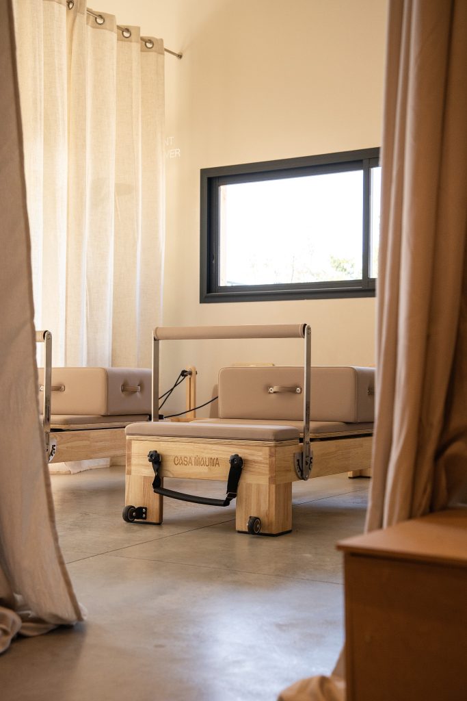 Les pratiques chez casa mauna le yoga le pilates mat le pilates reformer la barre sculpt la mobilité et la souplesse